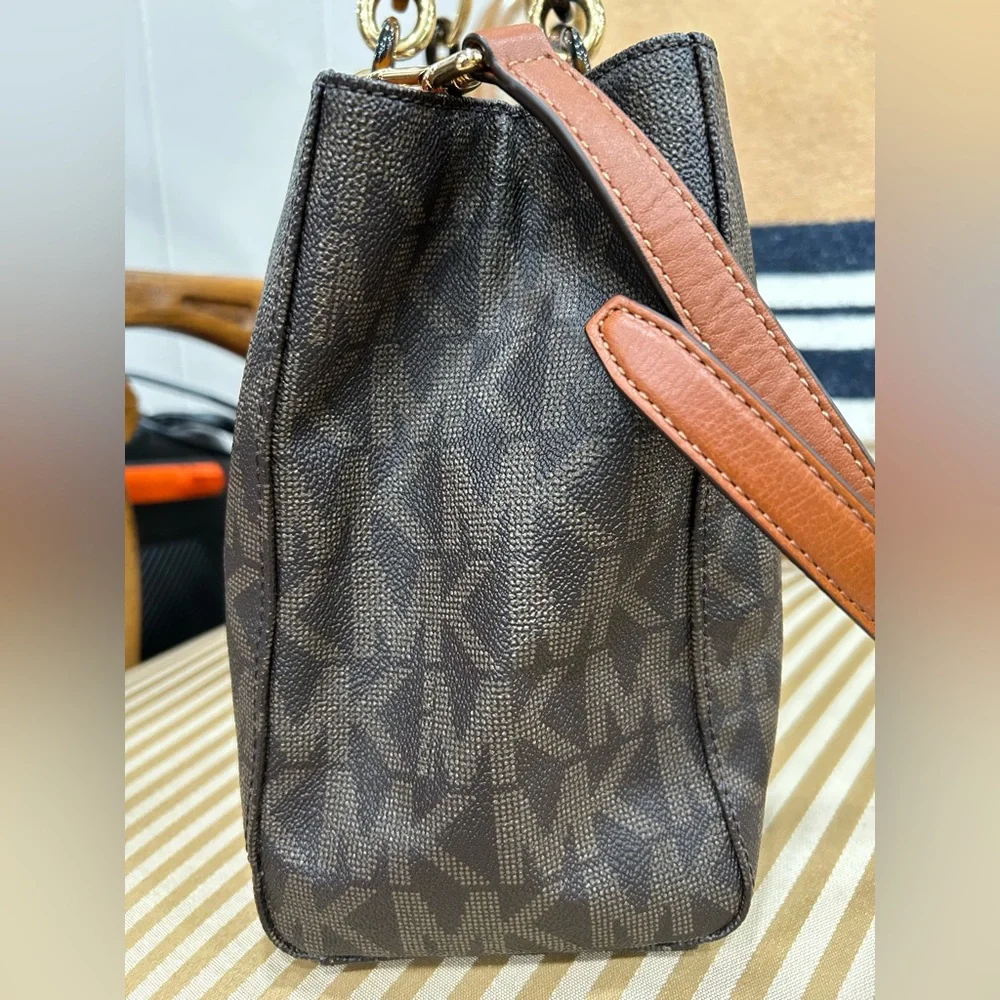 Michael Kors handbag/ adjustable crossbody - Picture 4 of 6